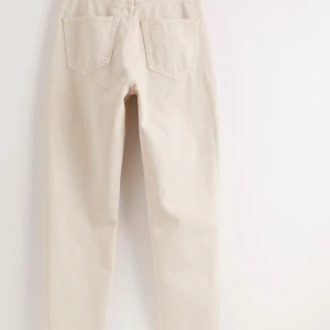 Vit/ begie jeans - Säljer Mom jeans i st 36. Använd 1-2 gånger men inte min typ av byxor. Super fina o materialet är i bra skick