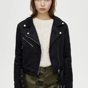 Mocka jacka - Säljer denna jacka på bilden, den är i fint och bra skick (inga skador osv) säljer den pågrund av ingen användning. Använd fåtal gånger och den är som ny🥰 