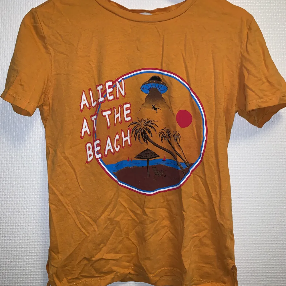 Cool vintage t-shirt med tryck. . T-shirts.