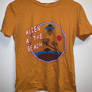  T-Shirt. Storlek: S/M.  - Cool vintage t-shirt med tryck. 