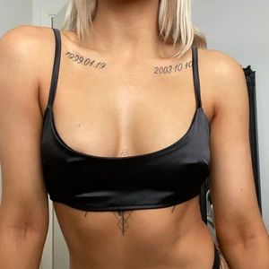 Satintopp Prettylittlething strl 10 - Supersnygg svart satintopp från prettylittlething i storlek 10. Använd 1 gång.