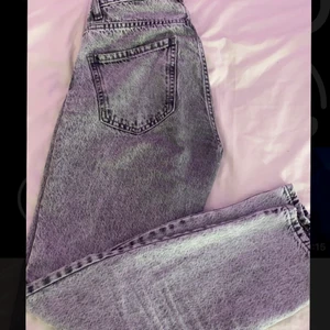 Mom jeans - Ett par gråa momjeans från Ginatricot. Använda men inte slitna alls. Nypris 500kr Strl 34 + köparen står för frakten.
