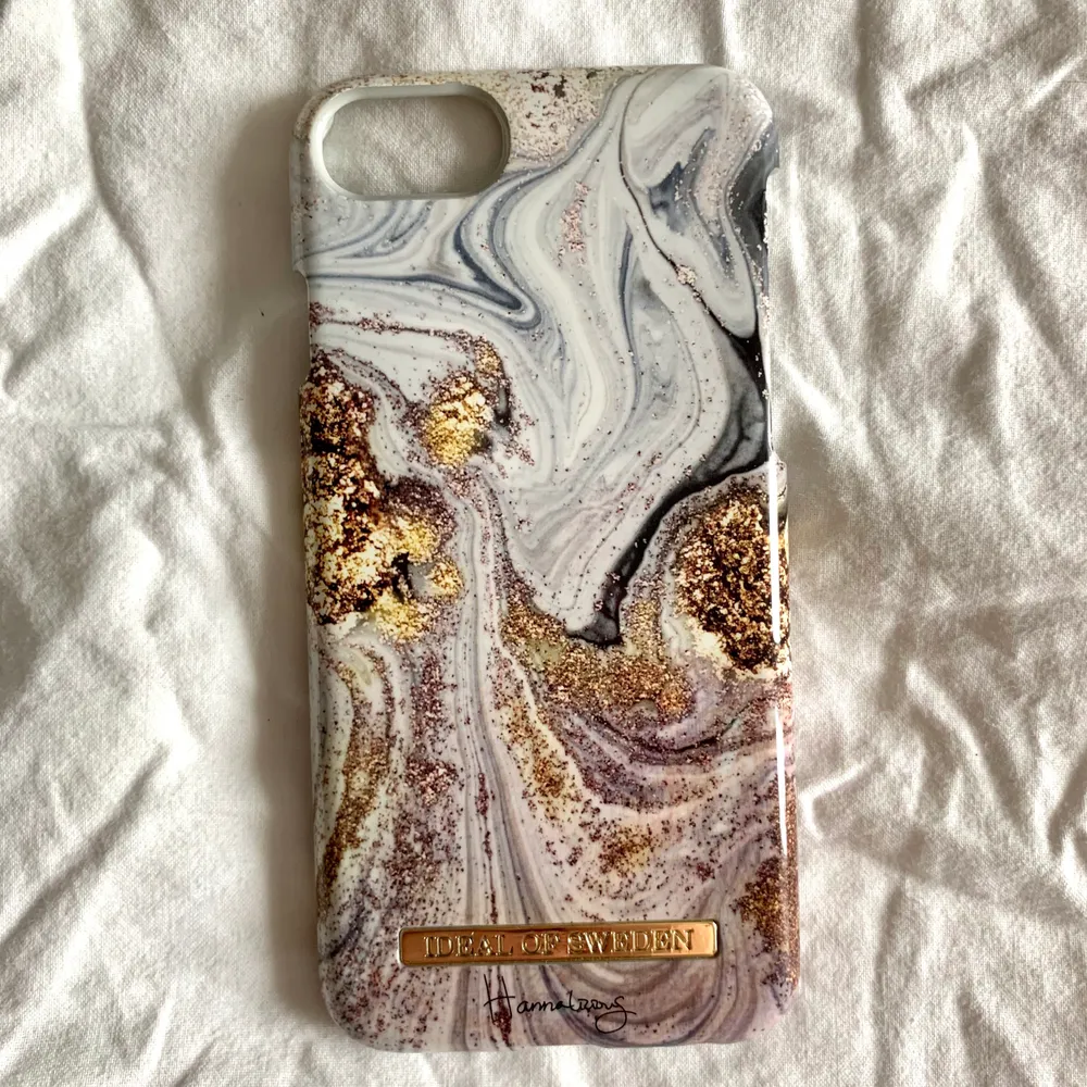 Säljer Hannalicious ”Golden Glamour” skal för iphone 7S eftersom den inte längre går att använda till min nya telefon! 🌸 Går även att använda med iphone 6, 6S, 7 & 8 ✨. Övrigt.