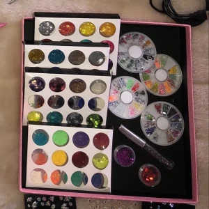 GLITTER och DEKORATIONER✨ -  GLITTER och DEKORATIONER✨ till bland annat naglar men kan användas till annat🌸                                                                           48 olika stilar och färger i GLITTER och 8 olika dekorationer, skicka PM för fler bilder!✨🌟💫⭐️