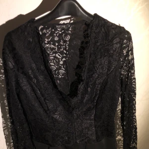 Nelly spets body - Svart spetsbody från Nelly, använd 1-2 ggr. Strl M