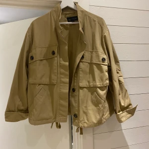 Beige jacka  - Beige super snygg jacka från Kappahl. Jackan är i storlek m och passar utmärkt att ha den lite oversized om man föredrar det. Jackan är knappt använd så den är i väldigt bra skick. 
