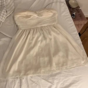 Klänning  - Säljer min klänning utan band. Den har en liten mascara fläck där bak. Säljer pågrund av att den är för stor för mig.
