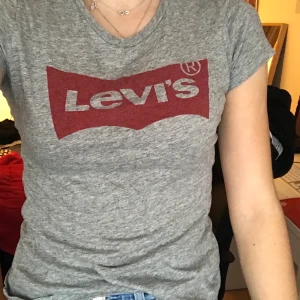 Grå Levis tröja - T-Shirt i fint skick, ej nopprig❤️
