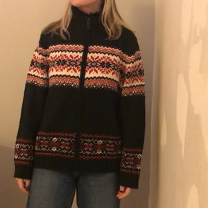 Zip up tröja  - Så himla gosig tröja med fluff vid kragen 🥺 Jättefin nu till vintern. Kan mötas upp i Gbg annars tillkommer frakten 🥰