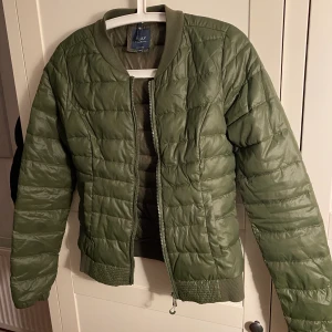 Only Jacka - Snygg militärgrön jacka från only, perfekt nu i höst och till våren, storlek Xs pris: 100kr+frakt