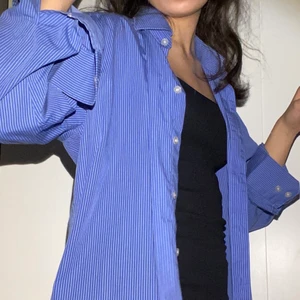 blå-och vitrandig skjorta  - Blå-och vitrandig skjorta i super bra skick. S i herrstorlek och sitter hyfsat over-sized på mig som vanligtvis är XS i dam. Priset kan disskuteras och spårbar frakt går att få.