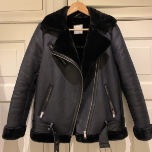 Fodrad jacka från Nelly  - Biker jacket med fodrad insida. Fint skick. Inköpt från Nelly märke är Pieces
