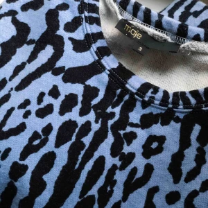  - Sweatshirt ifrån franska märket Maje, storlek 3 vilket motsvarar en svensk M. Nypris 2000kr, säljer den för 250kr + frakt 💙