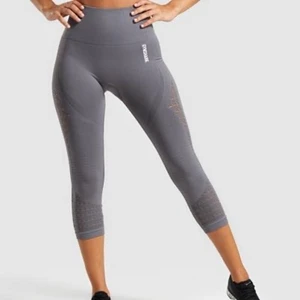 Gymshark energy seamless tights - Supersköna och snygga croppade tights från gymshark. De är dock rätt långa, nästan fulllängd på mig som är 153. Använda en gång och tvättade. Säljer för har för många tights! Nypris 550.
