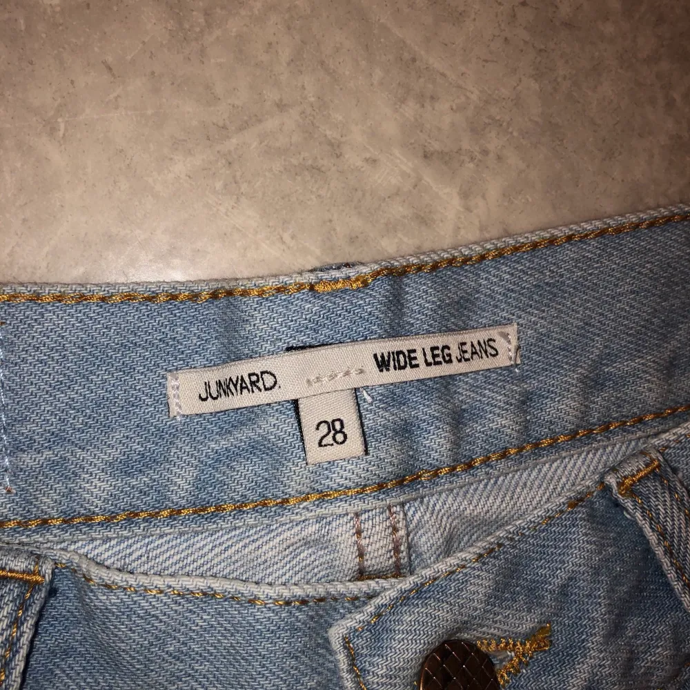 Säljer dessa fina jeans från junkyard, dom är i storlek 28. Säljer då dom är lite förstora på mig som är ca 165 cm. Aldrig använda, endast testade! Färgen visas ganska rättvist på bild 1💗 (köpta för 500). Jeans & Byxor.