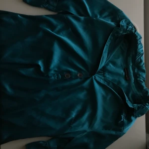 Silkesblus - En supersöt silkestopp med fina knappar och uppknäppt ärm! Fungerat till fest och vardags! Lite 70-tals inspirerad!🦋💕