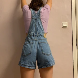 Jeans overall - Jätte fin overall som jag säljer för att jag aldrig använder den. Har använt den 1-2 gånger. Säljer för 50 köpte för 150.
