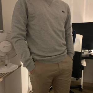 Grå Lexington sweatshirt - Nästan helt oanvänd tröja från Lexington! Väldigt skön men eftersom den är för stor för mig så säljer jag den. Den är lite stor i storleken! Nypris: 999kr💸 Lägre pris kan diskuteras, Köparen står för frakt men kan även mötas upp i Falun!🌟