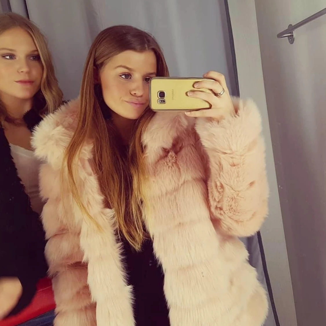 Stor fluffig fuskpäls i ljusrosa