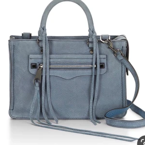 rebecca minkoff leather micro regan satchel blue - En superfin och unik väska av blå mocka som är i limited edition. Använd ett fåtal gånger, till väskan ingår ett axelband som ingick till väskan. Bud vid behov.