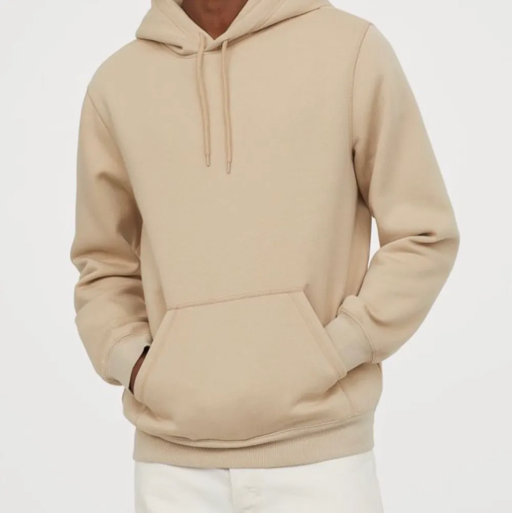 Säljer mina väl använda beiga sköna hoodie ifrån H&M. Har ingen användning av den längre;( Använd ett par gånger men det är inget fel på den!❤️. Hoodies.