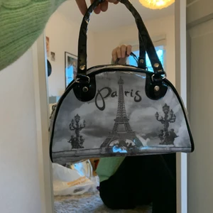 trendig minibag - Y2K / bratz inspirerad minibag med paris tryck. Asball och köpt second hand🖤🌸🧞‍♂️🧚 