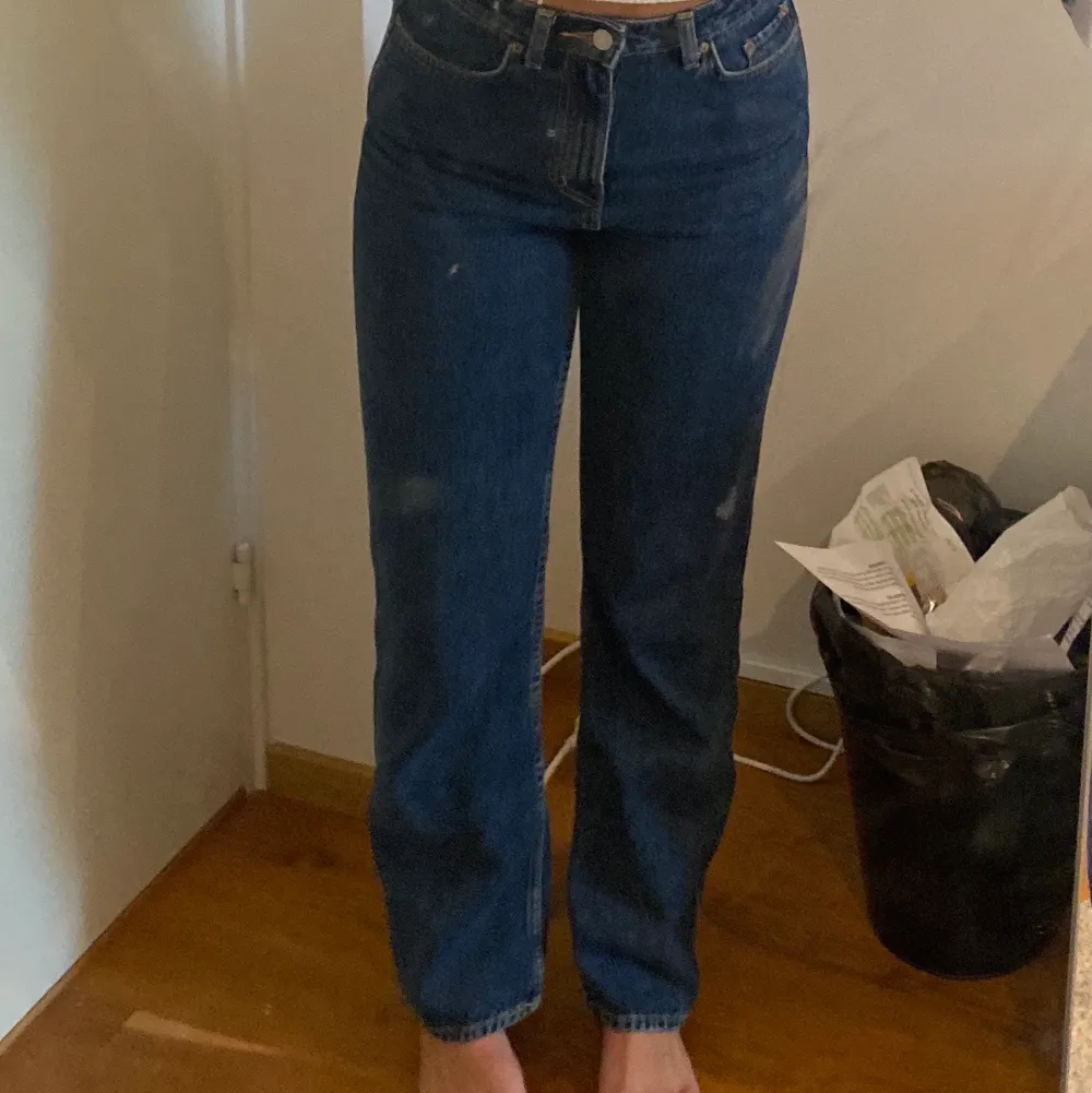 Säljer dessa skit snygga weekday byxorna i modellen ”ROWE” som tyvärr inte kommer till användning då dem är för korta för mig som är 174 cm lång. W 26 L 30 . Jeans & Byxor.
