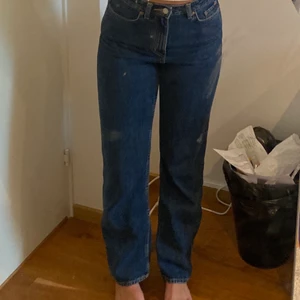 Weekday jeans modellen ”ROWE” - Säljer dessa skit snygga weekday byxorna i modellen ”ROWE” som tyvärr inte kommer till användning då dem är för korta för mig som är 174 cm lång. W 26 L 30 