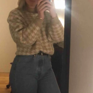  - Säljer denna sköna fina stickade perfekt nu till vinter halvåret då den är varm o skön och ej stickig! Den är lite oversized som man kan se på bilderna så den funkar till alla dom lite mindre storlekarna, fint skick 