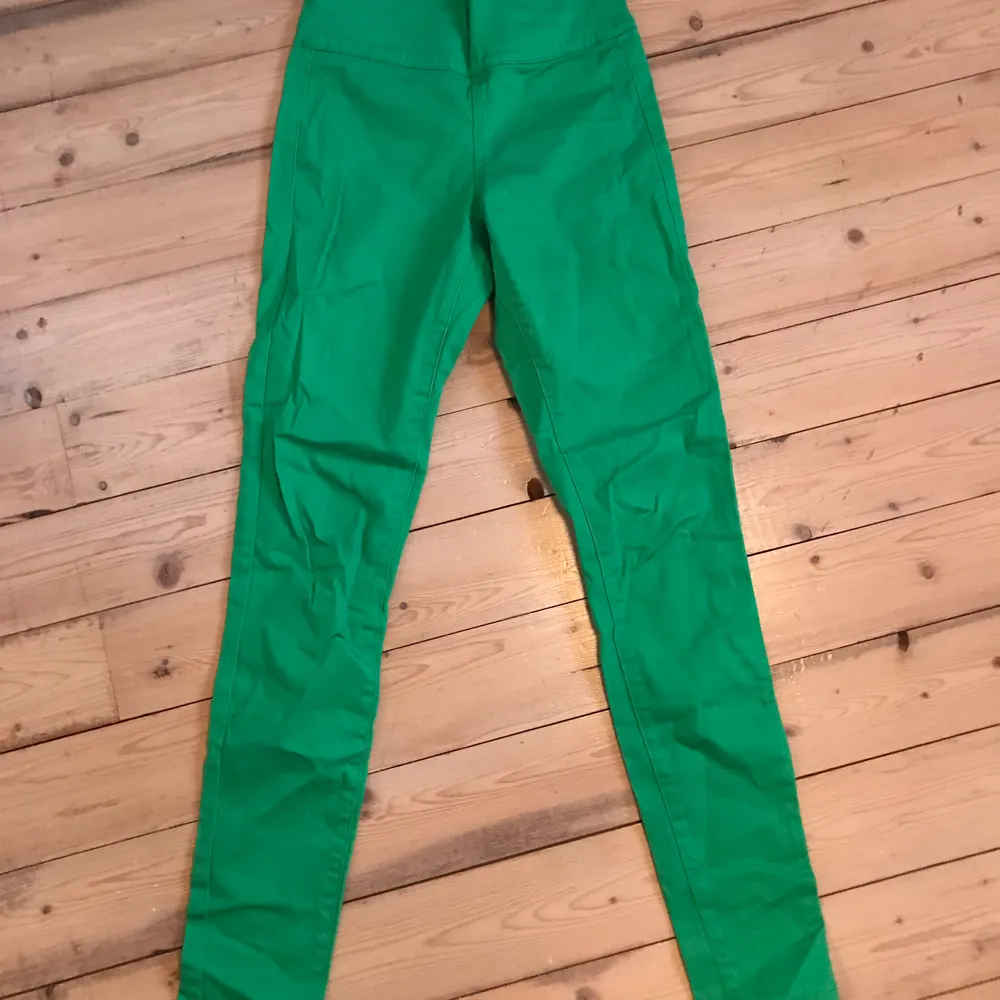 Gröna högmidjade skinnyjeans, bra skick. Köparen står för eventuell frakt. 🌸. Jeans & Byxor.