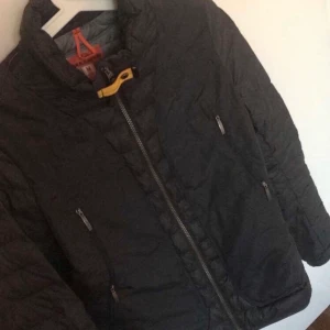 Parajumpers jacka dam  - Parajumpers jacka dam storlek M, modell Gloria. Säljer för 1200 nypris 3300. 