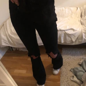 Bootcut jeans  - Bootcut jeans från Salt som jag har klippt hål i själv. Har några slitningar allra längst nere men det syns knappt. Dem är otroligt sköna och i stretchigt material så dem passar de flesta storlekar. 