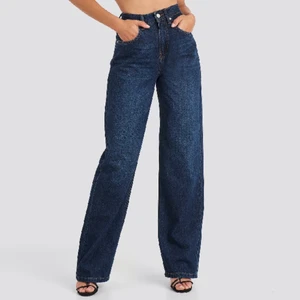 Wide leg straight jeans  - Säljer mina emilie briting x NAKD jeans köpa förra hösten. Jeansen äe helt slutsålda och nypris ligger på omkring 700kr!! Älskar dem här jeansen men har tyvärr knappt kunnat använda dem då dem är förkorta på mig som är ca 173cm. Den äe i stolek 38 men passar mig som brukar ha 36