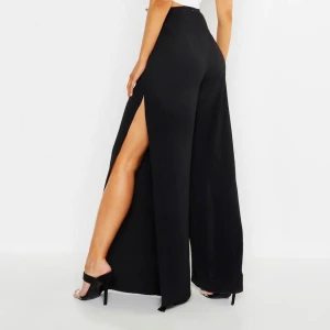 Byxor med slits längst sidan av benet - Byxor med slits längst sidan av benen från boohoo helt nya! Hlr av er för fler bilder vid intresse🥰❤️