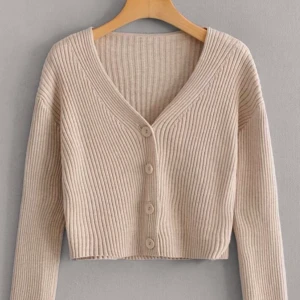 Oanvänd snygg beige kofta storlek S - Säljer då den inte kommer till användning. Snygg oanvänd beige kofta i storlek S
