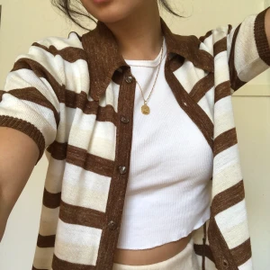 STICKAD TRÖJA FRÅN PANDORA - Söt vintage tröja (knäppbar) från Pandora i storlek XS/S