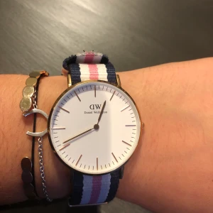 Daniel Wellington klocka  - Säljer klocka i bra skick. Daniel Wellington. Nypris: 1399kr