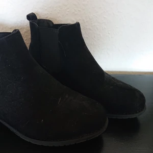 Svarta skor  - Storlek 39. Enkla och bekväma. Inte mycket använda. 