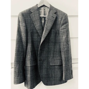 Rutig kavaj  - Höstig och trendig kavaj i ull och cashmere ✨🤩 Fodertyg viskos och många snygga detaljer inuti. Strl 48, passar mig som brukar ha 38 i storlek. Snygg oversize också. 