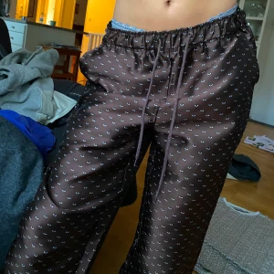 Siden byxor - Så fina byxor från pleasures i sidenkänsla. Älskar verkligen dom men använder dom alldeles för lite :( Köpte dom förra året för 600kr, har använt dom en del förra sommaren, dom har nån tråd här och var men annars väldigt fint skick. Dom är stl L men sitter bra på mig som är 175, då blir det lite av en ”loose fit”