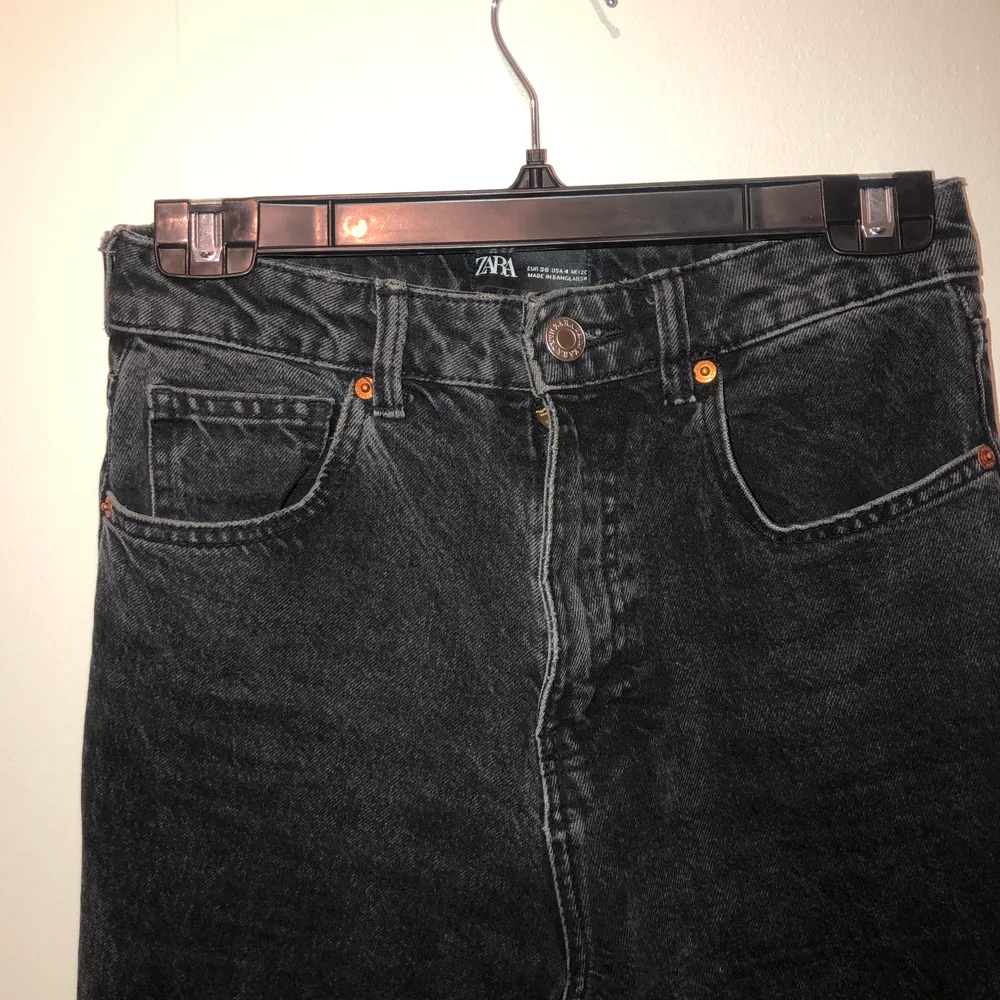 Säljer dessa moms jeans från ZARA som är superbekväma och snygga! Använder de inte längre då de blivit för små. . Jeans & Byxor.