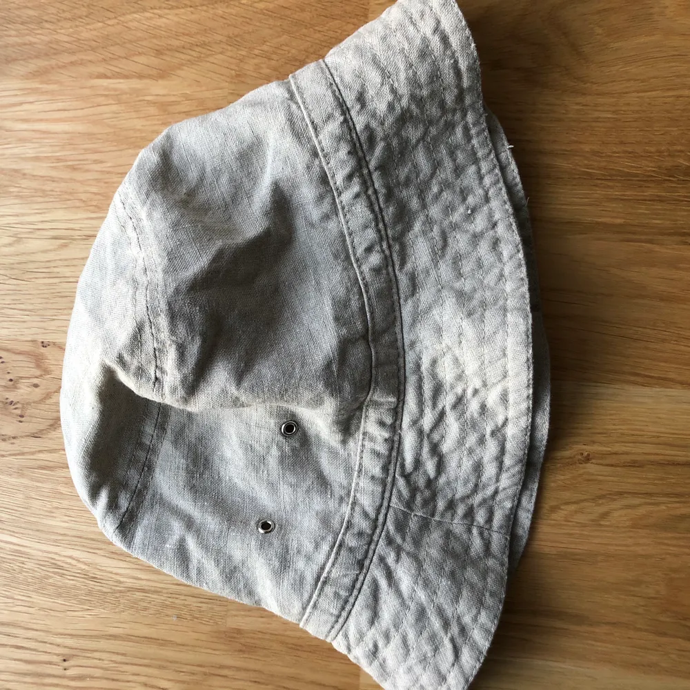 En jättesnygg buckethat från Weekday! Jag köpte denna av en tjej som sålde den på en annan app! När jag fick hem den hade den lapparna kvar, men jag tog av dem i samband med att prova den. Så den är endast testad, förutom att jag tvättat den. Storlek L. Accessoarer.