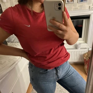 Supersnygg nike tröja! - Jag säljer nu min gamla nike tröja, fick den av min faster å har knappt använt den. Nästan som ny! Storlek L men skulle säga att den sitter som S/M men kan ju passa även XS. Nike märket är reflex. Budgivning om många gillar den☺️