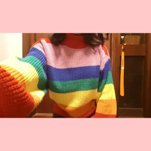 Finaste stickade tröjan - Gör ont att behöva sälja denna! Ett av mina favoritplagg men använder inte lika mycket som förr :( I bra skick inga hål eller fläckar! Köpt för 2 år sedan under Monkis pride kampanj. Samma färg har aldrig kommit tillbaka! KÖP IDAG (16/10) OCH FÅ 50% PÅ FRAKTKOSTNAD