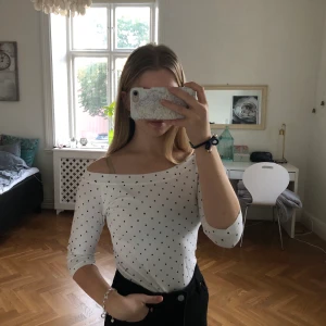 Vit tröja med svarta prickar  - En vit tröja med svarta prickar från Cubus, ✨använd 3 gånger✨ Ärmarna är halvlånga och den är lite offshoulders. Super snygg men kommer tyvärr aldrig till användning, 50kr frakt ingår🌟