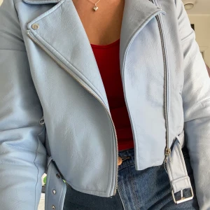 Ljusblå skinnjacka strl S - Köpte denna fina skinnjacka från Zara. Används tvärt alldeles för lite då den är trång över axlarna. Den har fått lite slitage vid kragen men det syns inte direkt när den används. Den är kanske 3 år gammal nämligen.. Annars är det bra kvalite. Hoppas någon vill köpa så den får komma till användning. Storleken är S men är du lite mer bredaxlad (som mig) kommer den vara lite trång