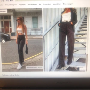 Svarta kostymbyxor - Svarta kostymbyxor med vita ränder. Väldigt populära byxor från Nakd. De är i väldigt bra kvalite då jag nästan inte använt dem,  och i storlek 34. Säljer för 350, nypris var 500kr