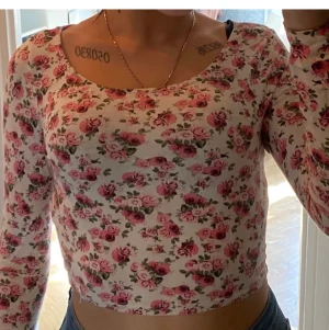 Blommig topp! - Jättefin sommar topp, stretchigt material