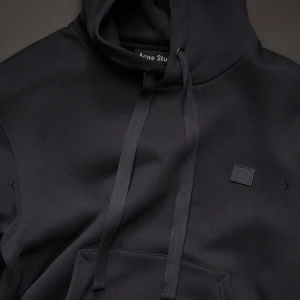 Acne hoodie - Säljer denna fina acne hoodie. Storlek L men jag är en S och den passar mig i storleken men är lite mer oversized då, skulle säga att den passar alla från S-L beroende på hur man vill att den ska sitta. Använt den en del men finns inga större defekter på den, skulle säga att den ser ut som nästintill ny. Nypris: 2400kr. Säljer tröjan då den tyvärr inte kommer till användning för mig mer. Hör av dig vid intresse eller om du har ett bud!☺️🤩 (unisex modell) Lägg ett bud eller köp den direkt för 900kr samt frakt!!🥰