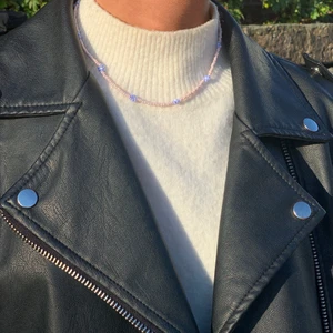 Pärlhalsband - Här har ni vårt pärlhalsband i flera olika färgerkombinationer för att tillfredsställa så många köpare som möjligt! 10% av vinsten går till bröstcancerfonden💞💗💗